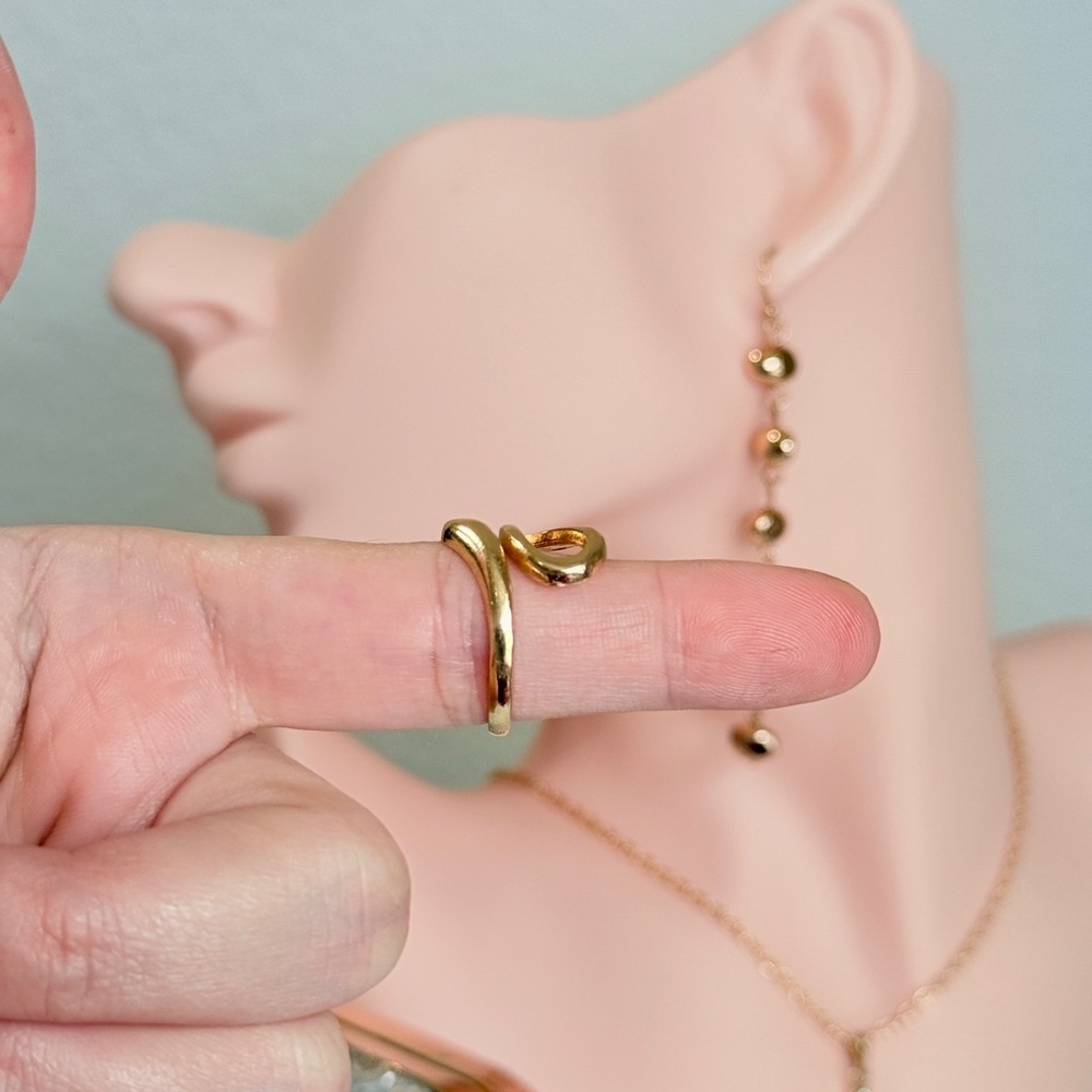 ⚜️ Elegant Gold Snake Ring - Picture 4 of 5